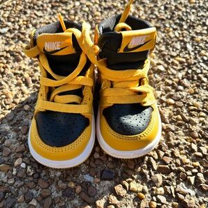 Nike Kids Black and Yellow Sneakers